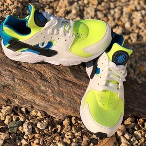 LIKE NEW! MENS Nike Air Huaraches Neon Size 9!!